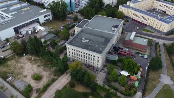 全景轨道无人机镜头在Berghain Berlin Friedrichshain的俱乐部2022年夏天 从上面看电影 — 图库视频影像