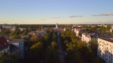 2022 yazında Berlin 'deki Charlottenburg Kalesi' nin hız rampası hızlandırılmış zaman aşımı. Yukarıdan 4k sinemaName
