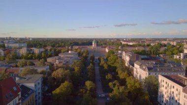 2022 yazında Berlin 'deki Charlottenburg Kalesi' nin insansız hava aracını indirin. Yukarıdan 4k sinemaName