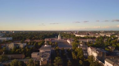 2022 yazında Berlin 'deki Charlottenburg Kalesi' nin insansız hava aracını indirin. Yukarıdan 4k sinemaName