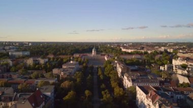 Sinek 2022 yazında Berlin 'deki Charlottenburg Kalesi' ne İHA saldırısı düzenledi. Yukarıdan 4k sinemaName