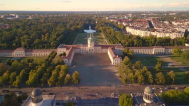 2022 yazında Berlin 'de Charlottenburg Kalesi' nin insansız hava aracı. Yukarıdan 4k sinemaName