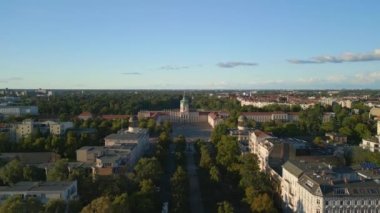 2022 yazında Berlin 'de Charlottenburg Şatosu' nun geniş yörüngeli sinematik insansız hava aracı. Yukarıdan 4k sinemaName