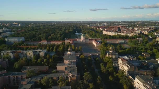2022年夏のドイツ ベルリンのシャーロッテンブルク城の広い軌道映画ドローン 上から4K — ストック動画