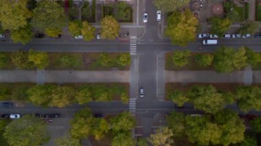 Dikey saat 9: 16 'da Berlin Charlottenburg' da bir caddenin insansız hava aracı 2022 yazında görüldü. Yukarıdan 4k sinemaName