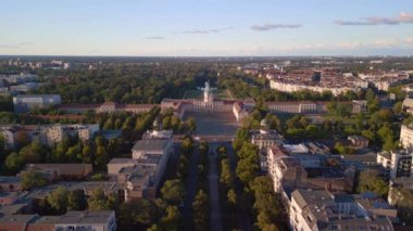 2022 yazında Berlin 'de Charlottenburg Kalesi' nin insansız hava aracı. Yukarıdan 4k sinemaName