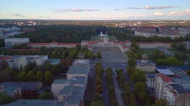 2022 yazında Berlin 'de Charlottenburg Kalesi' nin insansız hava aracı. Yukarıdan 4k sinemaName