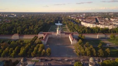 2022 yazında Berlin 'deki Charlottenburg Kalesi' nin geri geri geri uçuşu. Yukarıdan 4k sinemaName