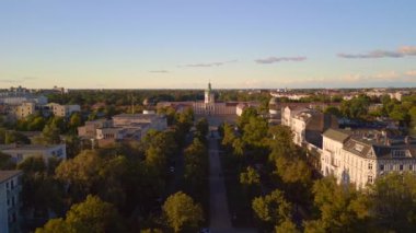 2022 yazında Berlin 'de Charlottenburg Kalesi' nin insansız hava aracı. Yukarıdan 4k sinemaName