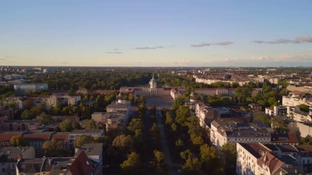 2022年夏のドイツ ベルリンのシャーロッテンブルク城のパノラマ軌道ドローン 上から4K映画 — ストック動画
