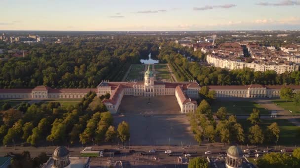 Létě Roku 2022 Odlétá Reverzní Dron Zámku Charlottenburg Berlíně Kinematografie — Stock video