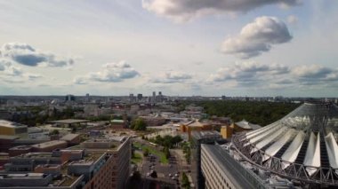 2022 yazında Berlin 'de Potsdamer Platz' da 2 kulenin hızlandırılmış hız rampası zaman aşımına uğradı. Yukarıdan 4k SinematikName