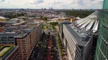 Berlin 'de 2022 yazında Potsdamer Platz 2 Kulelerinin hızlandırılmış hız rampası. Yukarıdan 4k SinematikName