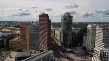 2022 yazında Berlin 'deki Potsdamer Platz gökdeleninin panorama yörüngesindeki insansız hava aracı. Yukarıdan 4k SinematikName