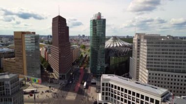 2022 yazında Berlin 'deki Potsdamer Platz gökdeleninin sol insansız hava aracına doğru kayıyor. Yukarıdan 4k SinematikName
