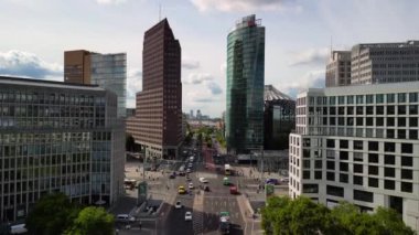 2022 yazında Berlin 'deki Potsdamer Platz gökdelenine insansız hava aracı yerleştirin. Yukarıdan 4k SinematikName