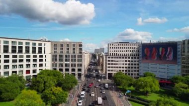 2022 yazında Berlin 'deki Potsdamer Platz Leipziger caddesindeki İHA' yı indirin. Yukarıdan 4k SinematikName