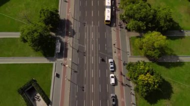 2022 yazında Berlin 'de Potsdamer Platz' daki 2 kulenin insansız hava aracını kaldırın. Yukarıdan 4k SinematikName