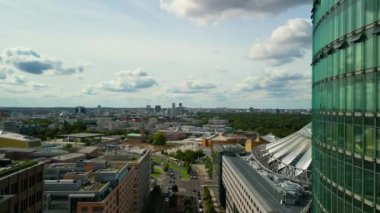 Berlin 'deki Potsdamer Platz gökdeleninin 2022 yazında çok yakın bir uçuş insansız hava aracı. Yukarıdan 4k SinematikName