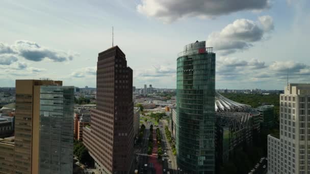 Sehr Dicht Vorbeifliegende Flugdrohne Des Towers Wolkenkratzer Potsdamer Platz Berlin — Stockvideo