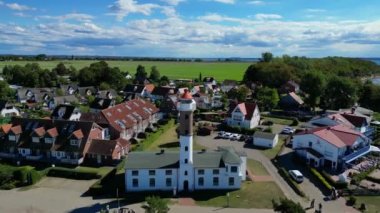 Ağustos 2022 'de yaz günü Poel Almanya' daki deniz fenerinin insansız hava aracından çekilen görüntüler. Yukarıdan 4k SinematikName