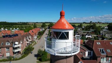 2022 yazının yaz günü Poel Almanya 'da deniz fenerinin insansız hava aracı. Yukarıdan 4k SinematikName