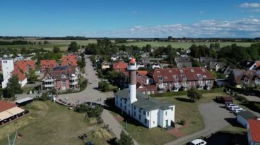 Almanya adasındaki deniz fenerinin geniş yörünge panorama drone 'u 2022 yazında. Yukarıdan 4k SinematikName