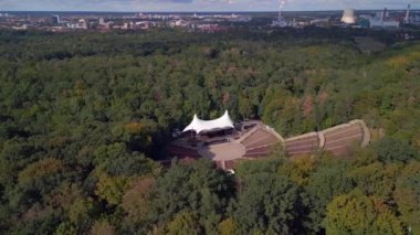 Orman Sahnesi Açık Hava Berlin 'in geniş yörüngeli sinematik insansız hava aracı 2022 yazında. 4k Sinematik
