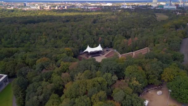 Trek Drone Van Forest Stage Openlucht Berlijn Duitsland Zomerdag 2022 — Stockvideo