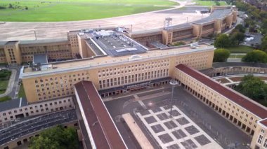2022 yazında Tempelhof Berlin Almanya 'nın insansız hava aracı panorama yörüngesindeydi. Yukarıdan 4k SinematikName