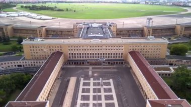 2022 yazında Tempelhof Berlin Almanya 'nın insansız hava aracı. Yukarıdan 4k SinematikName