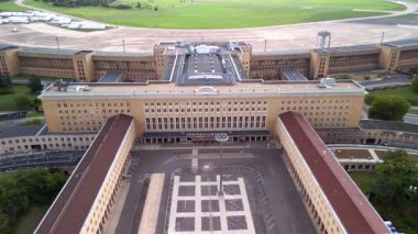 2022 yazında Berlin 'in Tempelhof' u üzerinde uçan statik tripod. Yukarıdan 4k SinematikName
