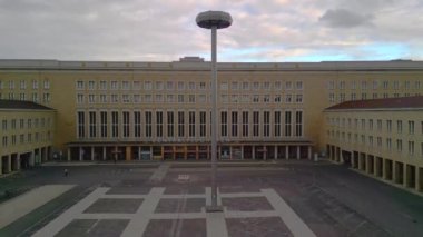 İHA roketi 2022 yazında Berlin 'in Tempelhof' unda boğaza fırlatıldı. Yukarıdan 4k SinematikName