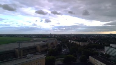 2022 yazında Tempelhof Berlin Almanya 'nın sağ insansız hava aracına rotasyon. Yukarıdan 4k SinematikName