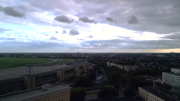 Rotación Dron Derecho Tempelhof Berlín Alemania Día Verano 2022 Cinemática — Vídeos de Stock