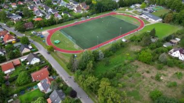 Brieselang Brandenburg Almanya 'sında Ağustos 2022' de yapılan futbol maçının son sürat hız rampası. Yukarıdan 4k SinematikName