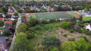 Brieselang Brandenburg Almanya 'sında Ağustos 2022' de futbol hissinin panorama yörüngesindeki insansız hava aracı. Yukarıdan 4k SinematikName