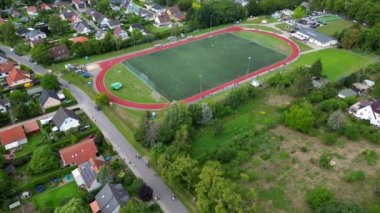 Brieselang Brandenburg Almanya 'sında Ağustos 2022' de futbol hissinin panorama yörüngesindeki insansız hava aracı. Yukarıdan 4k SinematikName