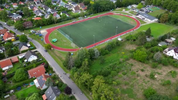 2022年8月の夏の日に ブリエセラン ブランデンブルクドイツのサッカー場のパノラマ軌道ドローン 上から4Kシネマティック — ストック動画
