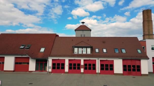 Repülő Fordított Drón Egy Tűzoltóság Brieselang Brandenburg Németország Nyári Napon — Stock videók
