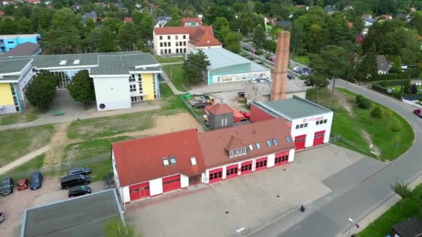 2022年8月の夏の日に ブリエセラン ブランデンブルクドイツの消防署のパノラマ軌道ドローン 上から4Kシネマティック — ストック動画