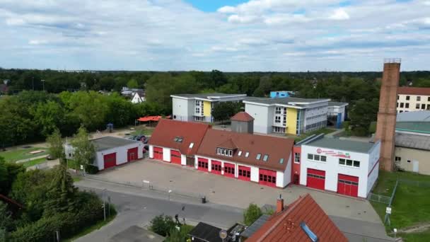 Panorama Órbita Drone Firedepartment Brieselang Brandenburg Alemania Día Verano Agosto — Vídeos de Stock