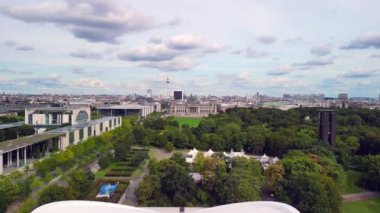 Berlin 'deki Hükümet Kültür Evi' nin İHA 'sına yaz günü yukarıdan yapılan 2022-4k Sineması' nda sinek saldırısı