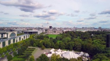 Berlin Devlet Bölgesi Kültür Evi 'nin panorama yörünge insansız hava aracı 2022 yazında yukarıdan 4k sineması