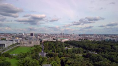 Almanya 'nın Berlin İlçesindeki Hükümet Kültür Evi' nin ters hava aracını 2022 yazında havadan uçurun.
