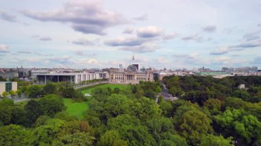 Berlin 'deki Hükümet Kültür Evi' nin İHA 'sı 2022 yazında havadan yakından geçti.