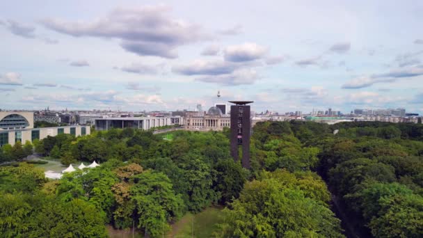 Boom Slide Zur Linken Drohne Eines Parks Regierungsviertel Berlin Deutschland — Stockvideo