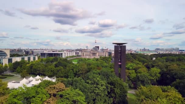 Muy Cerca Pasar Vuelo Tire Drone Parque Distrito Gobierno Berlín — Vídeo de stock