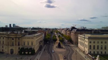 2022 yazında Berlin 'de ıhlamur ağaçlarının altındaki bir üniversitenin hız rampası hızlandırılmış zaman aşımı. Yukarıdan 4k SinematikName
