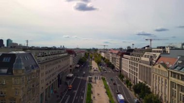 2022 yazında Berlin 'de ıhlamur ağaçlarının altındaki bir üniversitenin hız rampası hızlandırılmış zaman aşımı. Yukarıdan 4k SinematikName